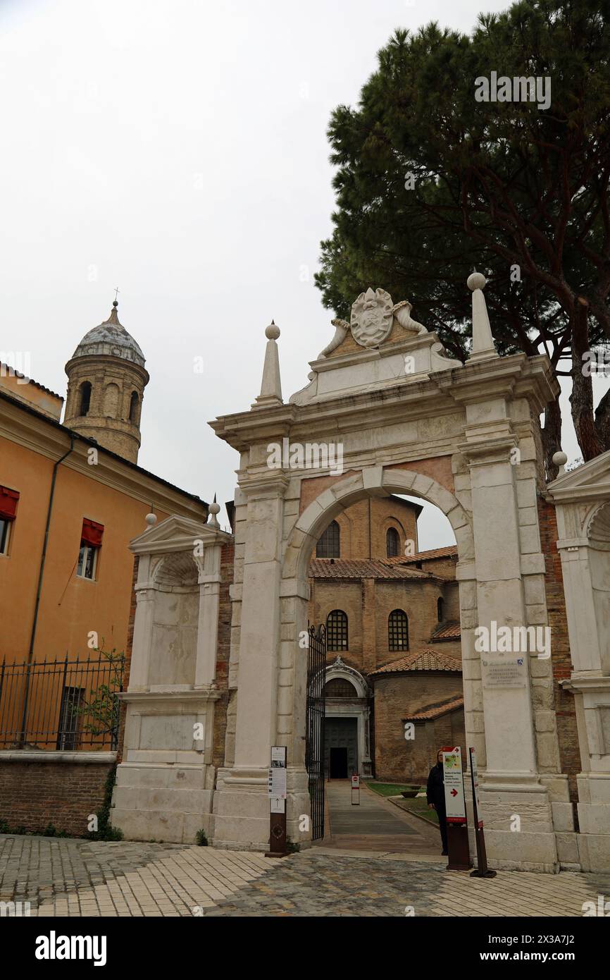 Entrée à la basilique de San vitale à Ravenne en Italie Banque D'Images