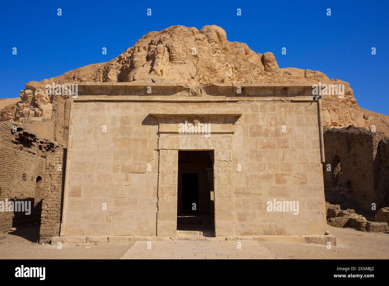 Le temple de Hathor dans l'ancien village égyptien des ouvriers de Deir el-Medina sur la Cisjordanie de Louxor, Egypte Banque D'Images