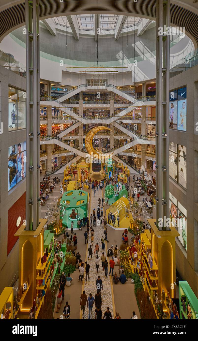 Pavilion Mall Kuala Lumpur, Malaisie également connu sous le nom de Pavilion KL, un centre commercial situé dans le quartier de Bukit Bintang. Prise de vue intérieure pendant l'Aïd Al-Fitr Banque D'Images