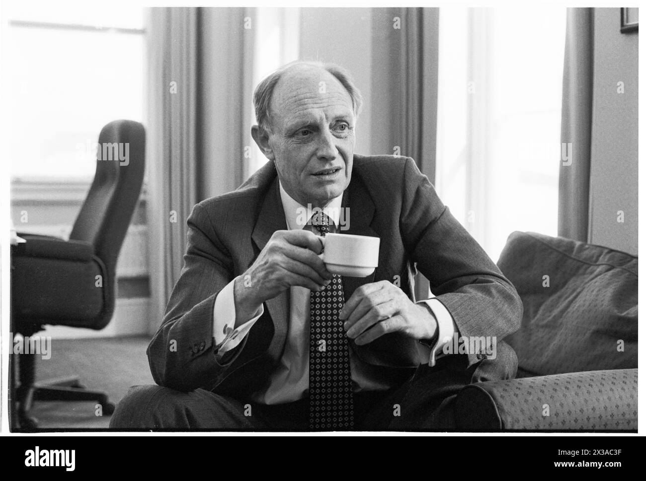 NEIL KINNOCK, ANCIEN CHEF DU PARTI TRAVAILLISTE, 1993 : un portrait de l'ancien chef du parti travailliste Neil Kinnock MP pris au 1 Parliament Street, Londres, Angleterre, Royaume-Uni le 6 avril 1993. Photo : Rob Watkins. INFO : cette photo a été prise pour marquer un an depuis que Neil Kinnock a perdu l'élection générale de 1992, sa deuxième défaite aux élections nationales. Il avait fait beaucoup de recherche d'âme dans l'année intermédiaire et cela avait marqué son apparition. Banque D'Images