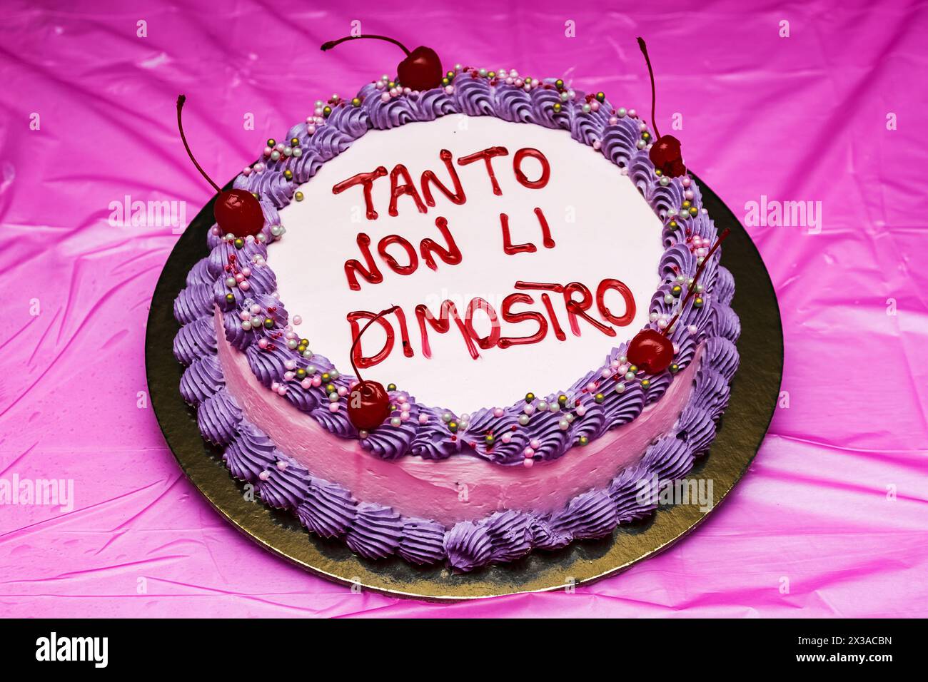 Un gâteau d'anniversaire décoré avec de la crème et la phrase: "Je ne regarde pas cet âge de toute façon" Banque D'Images