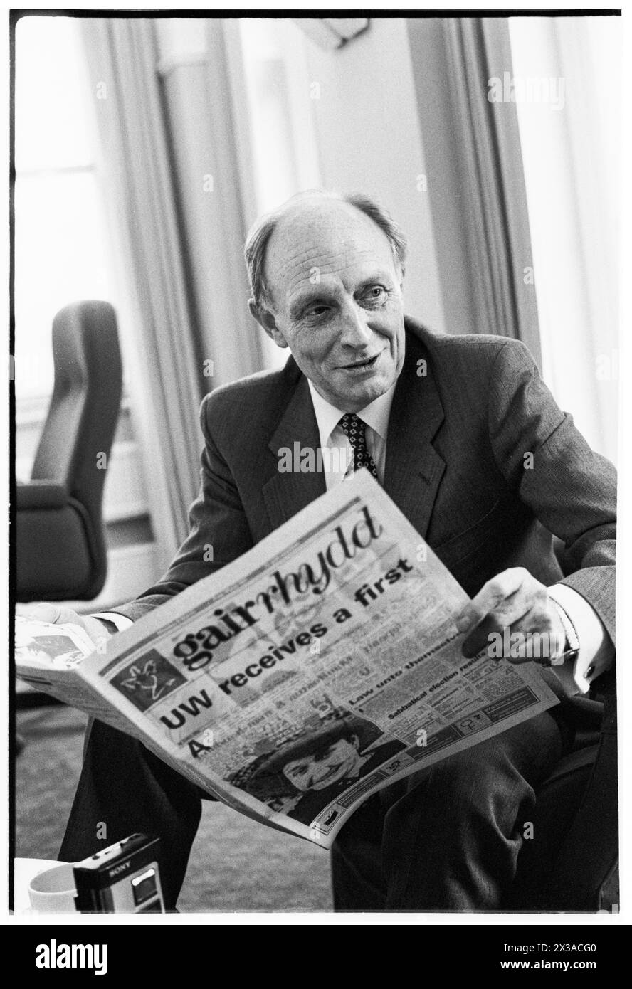 NEIL KINNOCK, ANCIEN CHEF DU PARTI TRAVAILLISTE, 1993 : un portrait de l'ancien chef du parti travailliste Neil Kinnock député lisant son vieux journal étudiant de Cardiff Gair Rhydd pris au 1 Parliament Street, Londres, Angleterre, Royaume-Uni le 6 avril 1993. Photo : Rob Watkins. INFO : cette photo a été prise pour marquer un an depuis que Neil Kinnock a perdu l'élection générale de 1992, sa deuxième défaite aux élections nationales. Il avait fait beaucoup de recherche d'âme dans l'année intermédiaire et cela avait marqué son apparition. Banque D'Images
