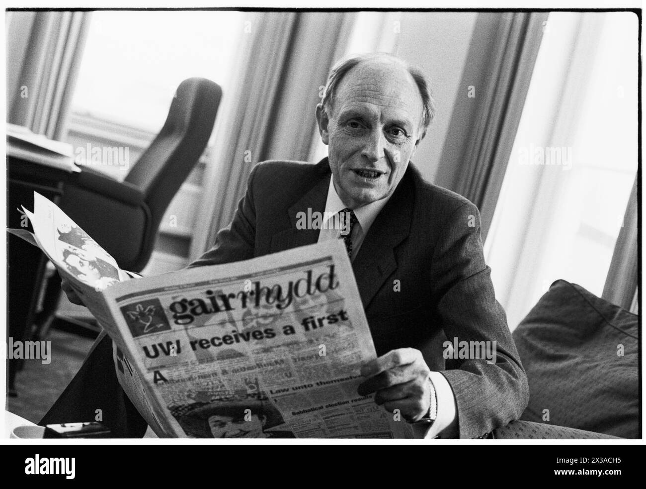 NEIL KINNOCK, ANCIEN CHEF DU PARTI TRAVAILLISTE, 1993 : un portrait de l'ancien chef du parti travailliste Neil Kinnock député lisant son vieux journal étudiant de Cardiff Gair Rhydd pris au 1 Parliament Street, Londres, Angleterre, Royaume-Uni le 6 avril 1993. Photo : Rob Watkins. INFO : cette photo a été prise pour marquer un an depuis que Neil Kinnock a perdu l'élection générale de 1992, sa deuxième défaite aux élections nationales. Il avait fait beaucoup de recherche d'âme dans l'année intermédiaire et cela avait marqué son apparition. Banque D'Images