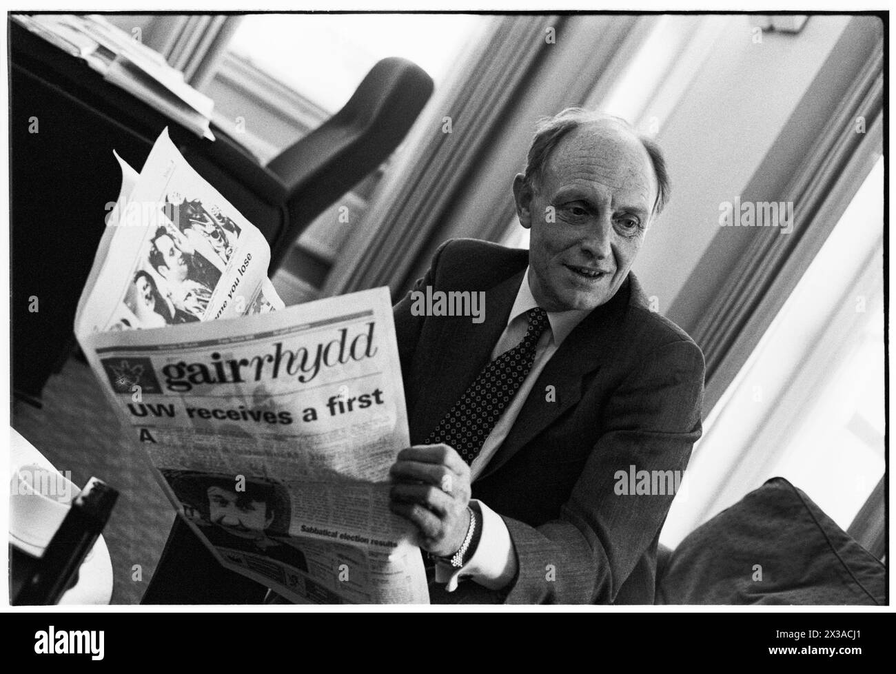 NEIL KINNOCK, ANCIEN CHEF DU PARTI TRAVAILLISTE, 1993 : un portrait de l'ancien chef du parti travailliste Neil Kinnock député lisant son vieux journal étudiant de Cardiff Gair Rhydd pris au 1 Parliament Street, Londres, Angleterre, Royaume-Uni le 6 avril 1993. Photo : Rob Watkins. INFO : cette photo a été prise pour marquer un an depuis que Neil Kinnock a perdu l'élection générale de 1992, sa deuxième défaite aux élections nationales. Il avait fait beaucoup de recherche d'âme dans l'année intermédiaire et cela avait marqué son apparition. Banque D'Images