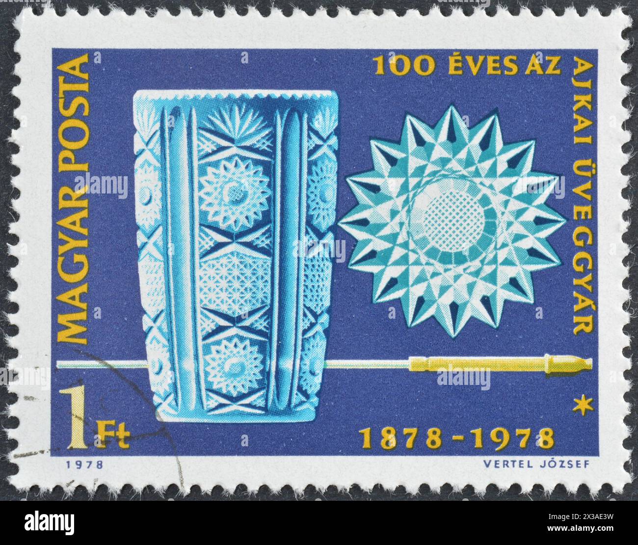 Timbre-poste oblitéré imprimé par la Hongrie, qui montre du verre et de la faïence, 100ème anniversaire de la verrerie Ajka, vers 1978. Banque D'Images