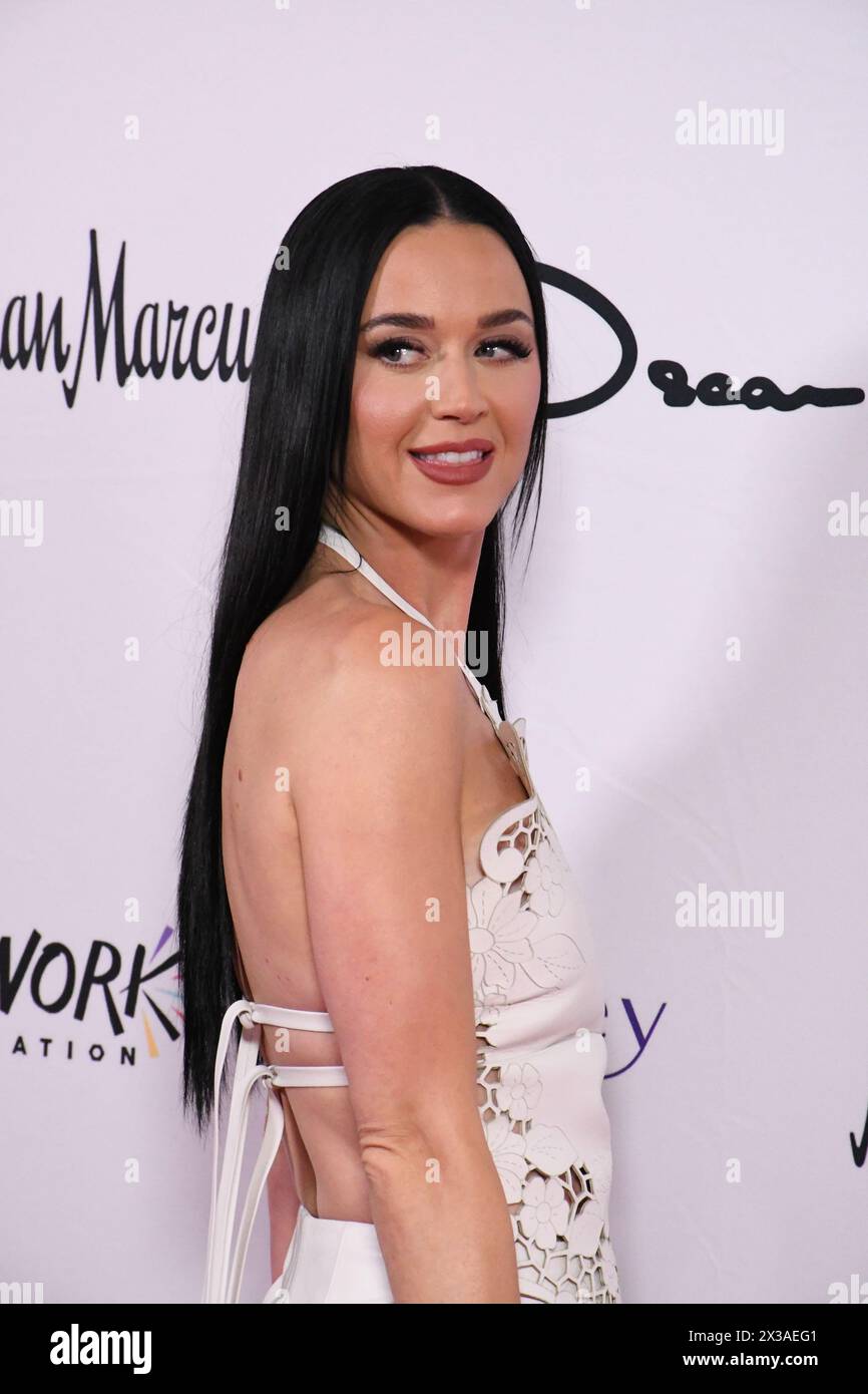 Beverly Hills, Californie, États-Unis 25 avril 2025 la chanteuse Katy Perry assiste au 35e déjeuner de printemps annuel des collègues et au défilé Oscar de la Renta à l'hôtel Beverly Wilshire le 25 avril 2024 à Beverly Hills, Californie, États-Unis. Photo de Barry King/Alamy Live News Banque D'Images