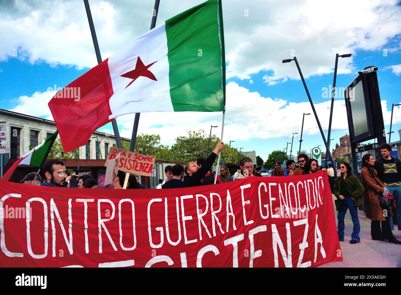 Padoue, Italie, 25 avril 2024. Jour de la libération. Le 79e anniversaire de la libération, une manifestation antifasciste parcourt les rues de Padoue. Mille personnes âgées et jeunes marchent ensemble, répétant des slogans contre l'actuel gouvernement italien de droite, contre le gouvernement israélien, qui extermine le peuple palestinien, contre les États-Unis et d'autres gouvernements occidentaux, qui financent les armements d'Israël et de l'Ukraine, et contre les crédits N.A.T.O. : Ferdinando Piezzi/Alamy Live News Banque D'Images