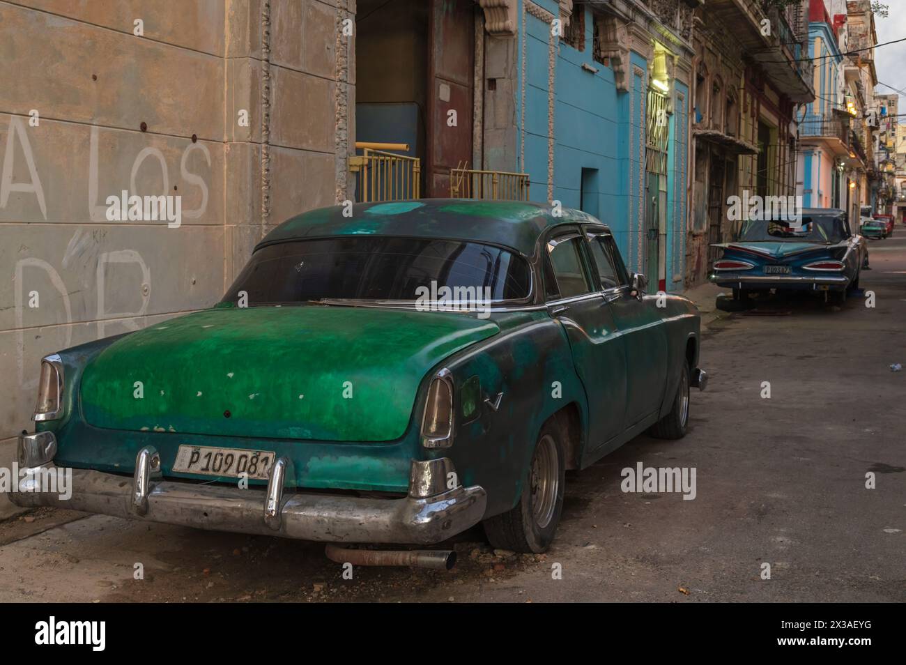 Vieilles voitures classiques dans les rues de la vieille Havane Cuba Banque D'Images