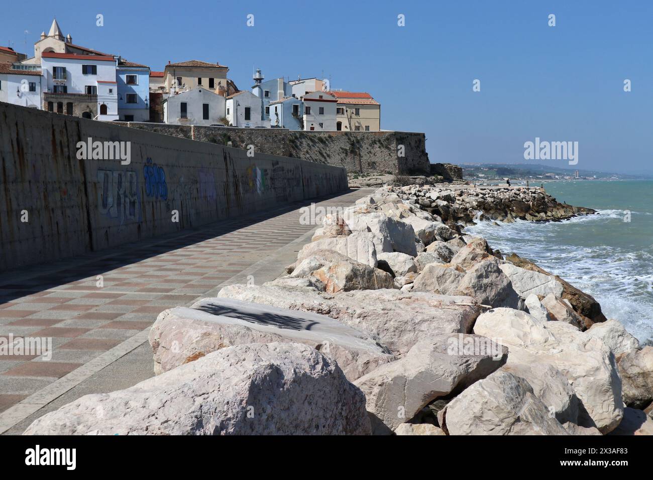 Termoli - Scorcio del borgo antico dalla passeggiata del Porto Banque D'Images