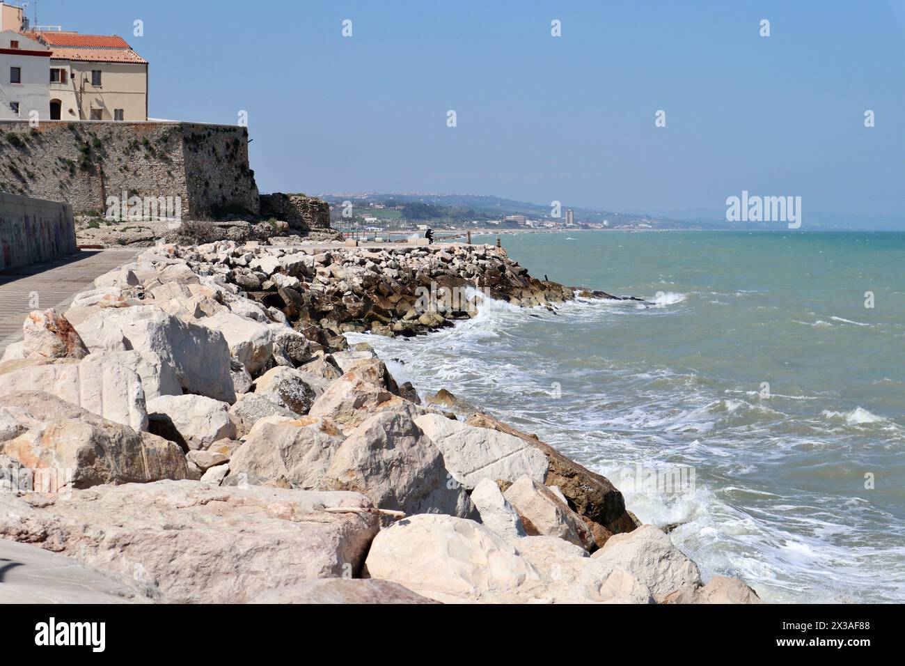 Termoli - Scorcio del borgo dalla scogliera della passeggiata del Porto Banque D'Images