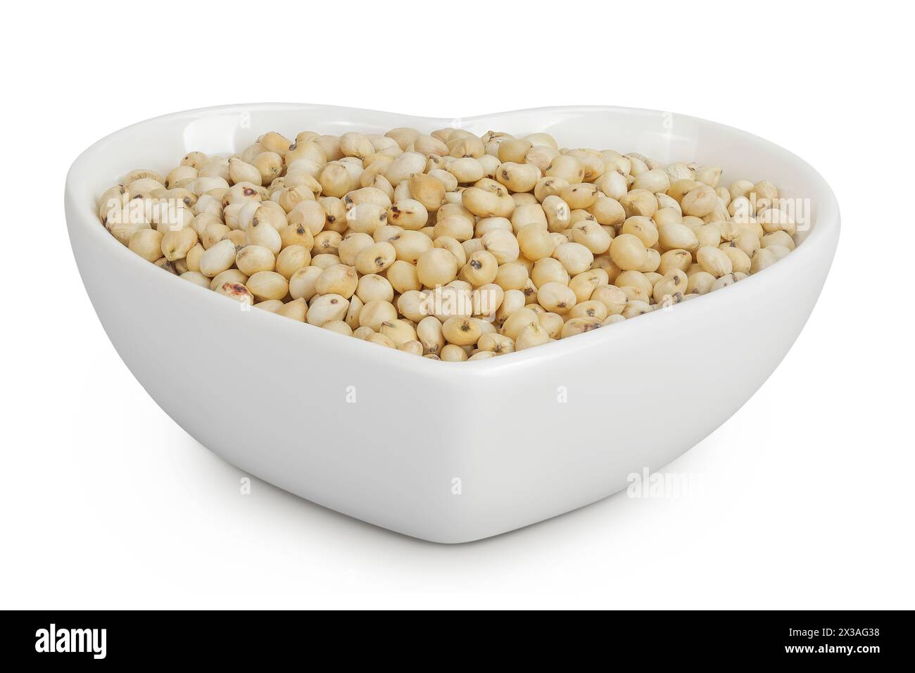 Graines de sorgho dans un bol en céramique isolé sur fond blanc avec pleine profondeur de champ. Banque D'Images
