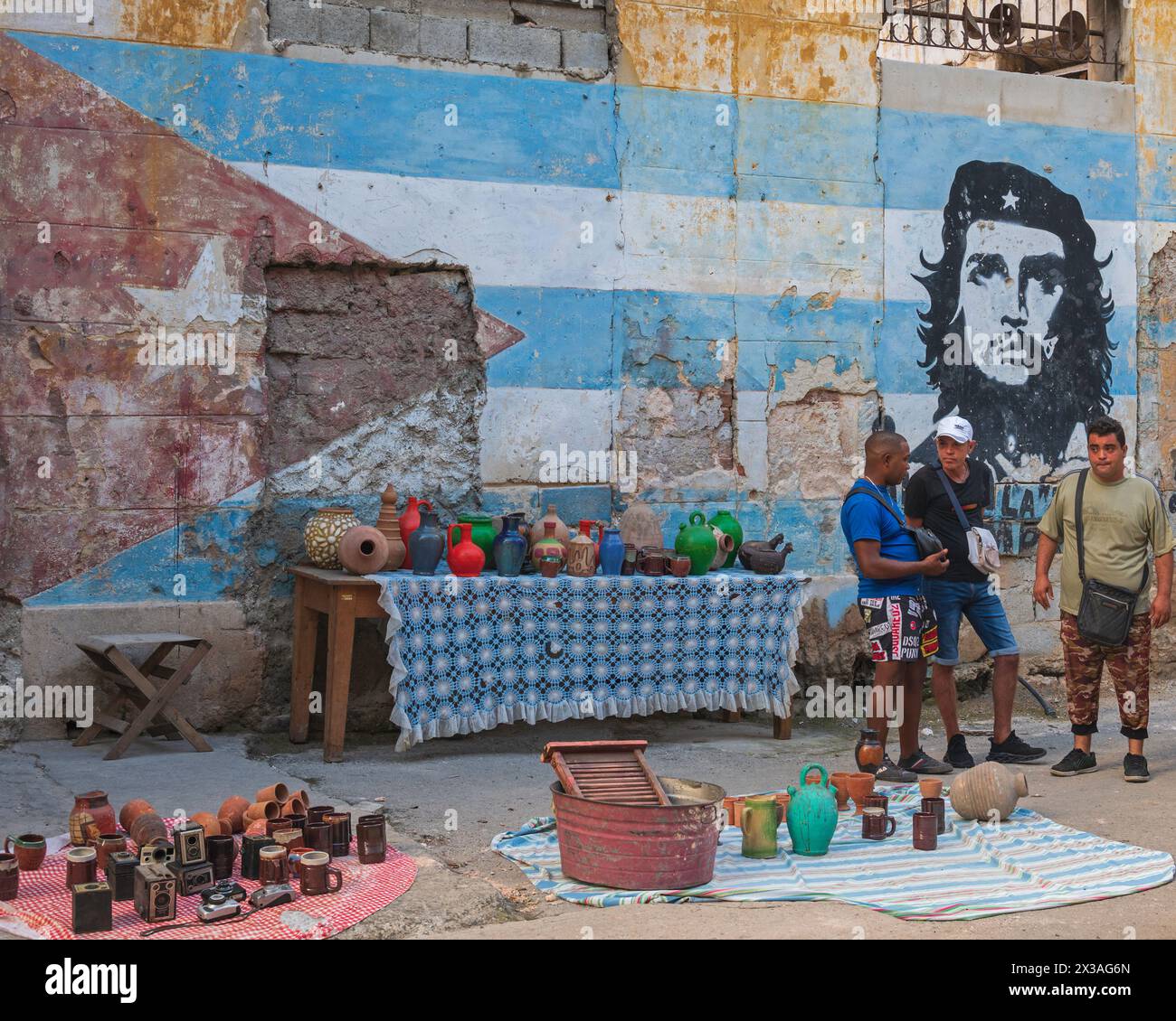 Une œuvre d'art de rue sur un coin de rue dans la vieille ville, à la Havane, Cuba, montrant le visage de Che Guevara superposé sur le drapeau cubain. Banque D'Images