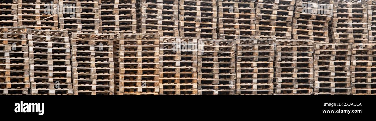 Grandes piles de palettes usagées à l'extérieur Banque D'Images