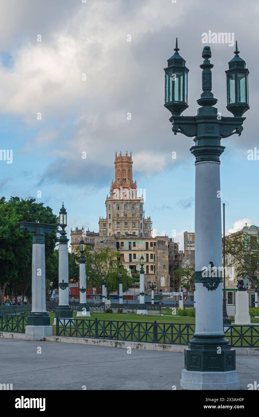 Une vue sur le Parque de la Fraternidad (Parc de la Fraternité) avec le bâtiment de la compagnie de téléphone cubaine au loin. Centre de la Havane, Cuba Banque D'Images