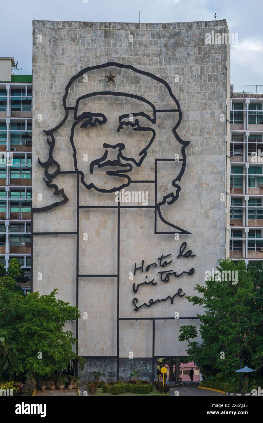 Un grand portrait emblématique de Che Guevara devant un bâtiment sur le bord de la Plaza de la Revolucion à la Havane, Cuba. Banque D'Images