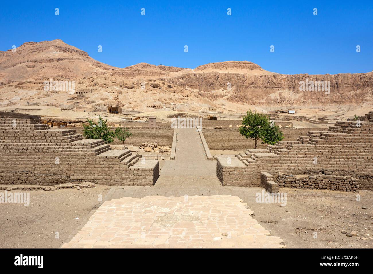 Temple mortuaire de Thoutmôsis III à Deir el-Bahari (gouvernorat de Louxor), Égypte Banque D'Images