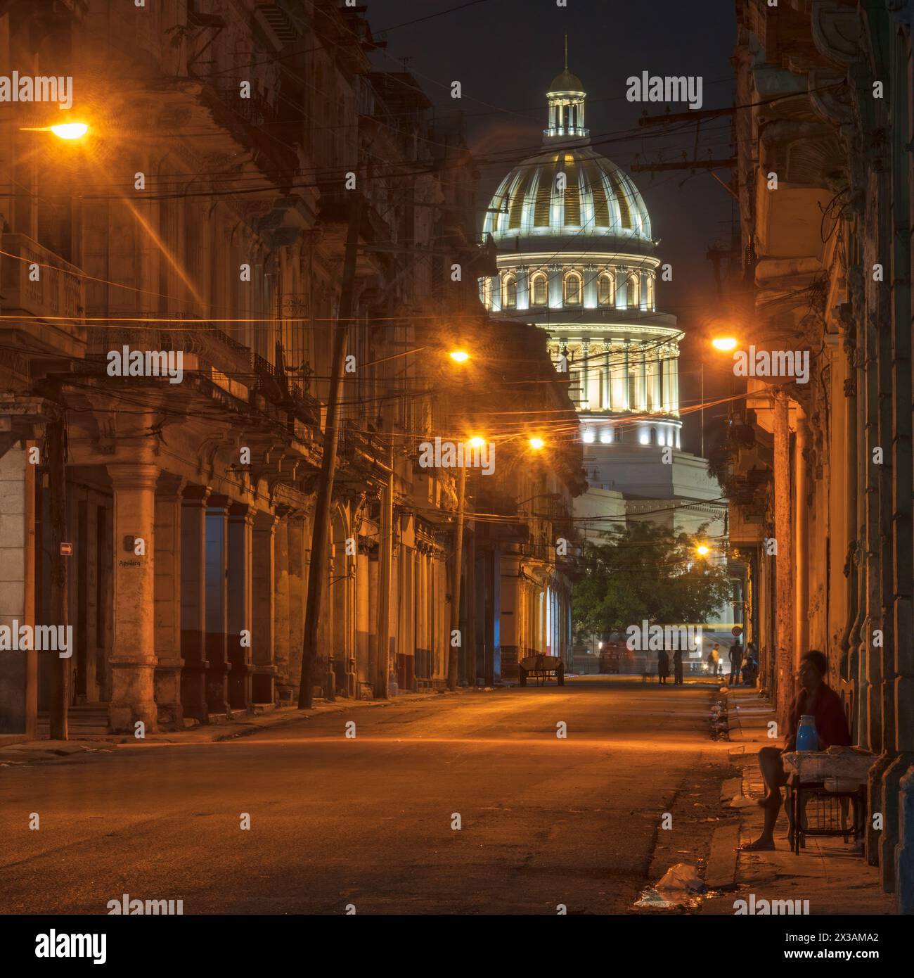 Photographie de rue tôt le matin montrant les vieux bâtiments de la vieille ville, menant au Capitole à la Havane, Cuba Banque D'Images