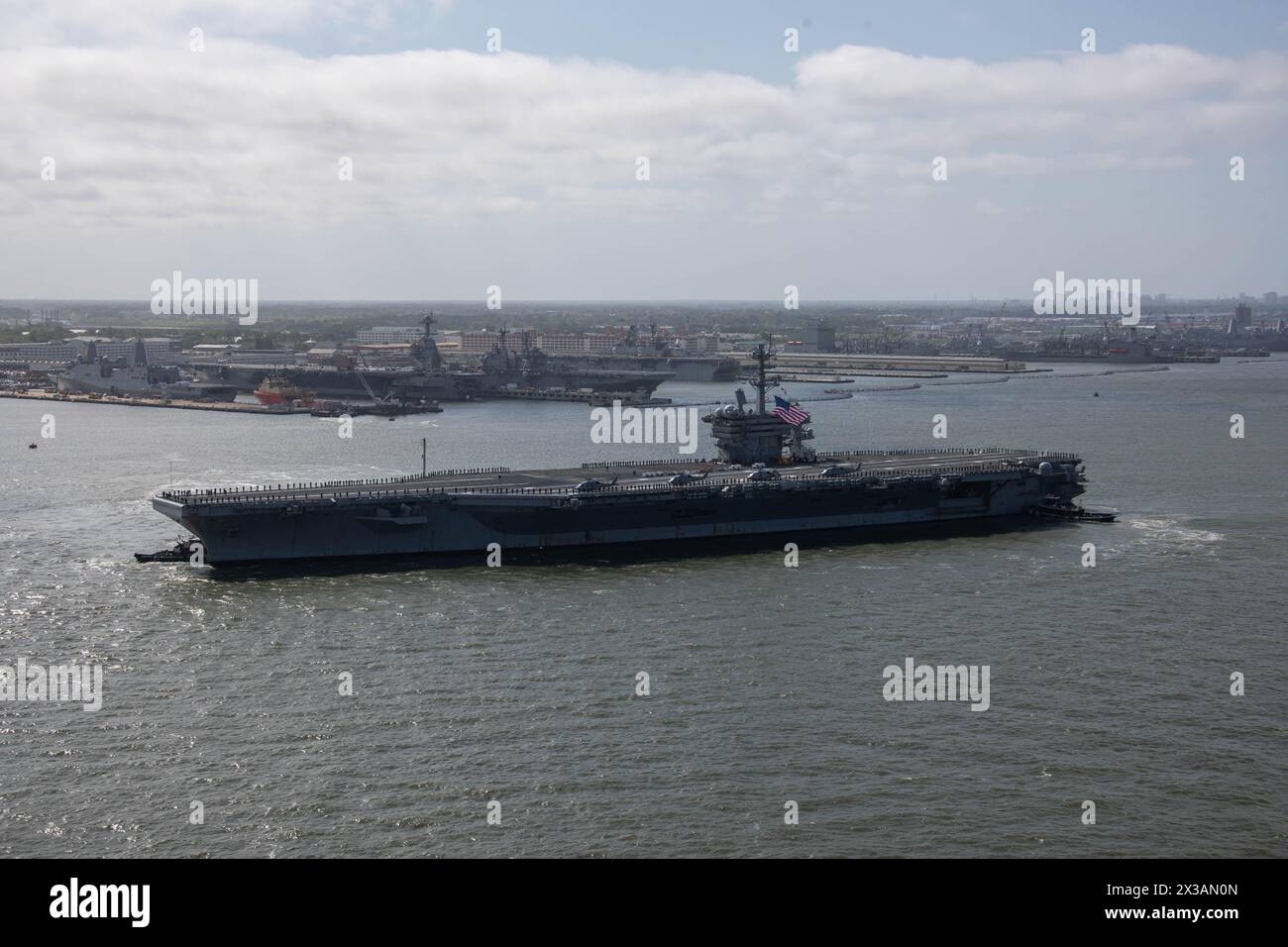 Norfork, États-Unis. 25 avril 2024. Le porte-avions USS George Washington de classe Nimitz de la marine américaine quitte la base navale de Norfork, le 25 avril 2024 à Norfolk, Virginie, États-Unis. Le Washington est déployé en Amérique du Sud dans le cadre de Southern Seas 2024. Crédit : MC3 Maxwell Orlosky/Planetpix/Alamy Live News crédit : Planetpix/Alamy Live News Banque D'Images