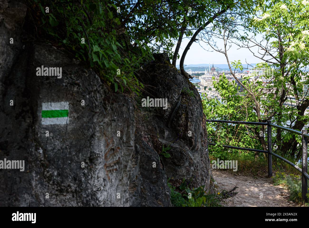 Le sentier de randonnée verdoyant sur le flanc de la colline Gellert à Budapest avec vue sur le parlement Banque D'Images