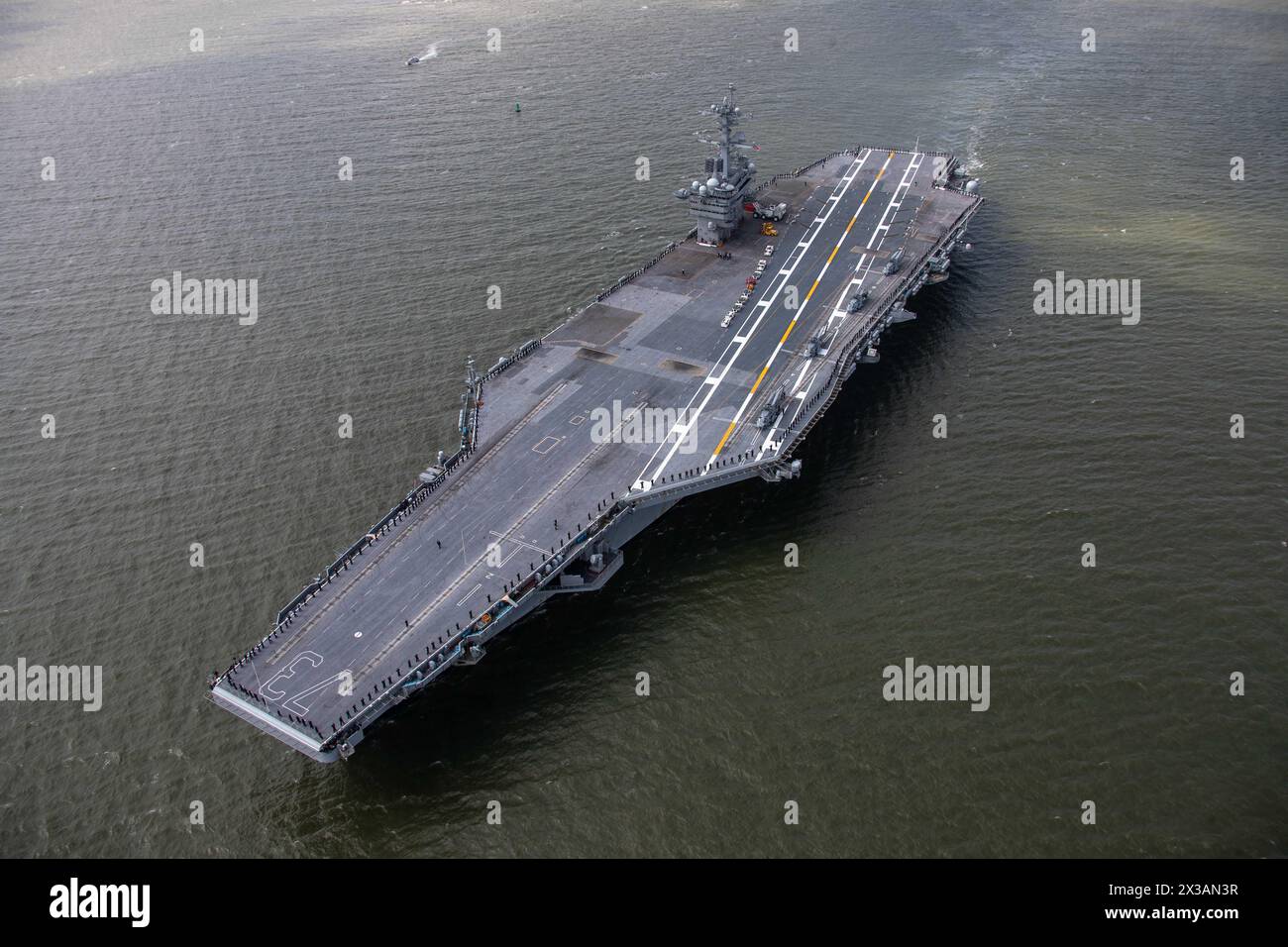 Norfork, États-Unis. 25 avril 2024. Le porte-avions USS George Washington de classe Nimitz de la marine américaine quitte la base navale de Norfork, le 25 avril 2024 à Norfolk, Virginie, États-Unis. Le Washington est déployé en Amérique du Sud dans le cadre de Southern Seas 2024. Crédit : MC3 Maxwell Orlosky/Planetpix/Alamy Live News crédit : Planetpix/Alamy Live News Banque D'Images