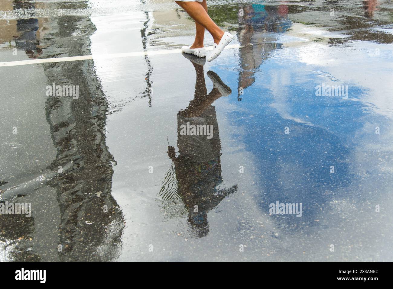 Salvador, Bahia, Brésil - 14 avril 2019 : le reflet du peuple catholique est vu sur le sol humide pendant la célébration du dimanche des Rameaux dans la ville de Salvad Banque D'Images