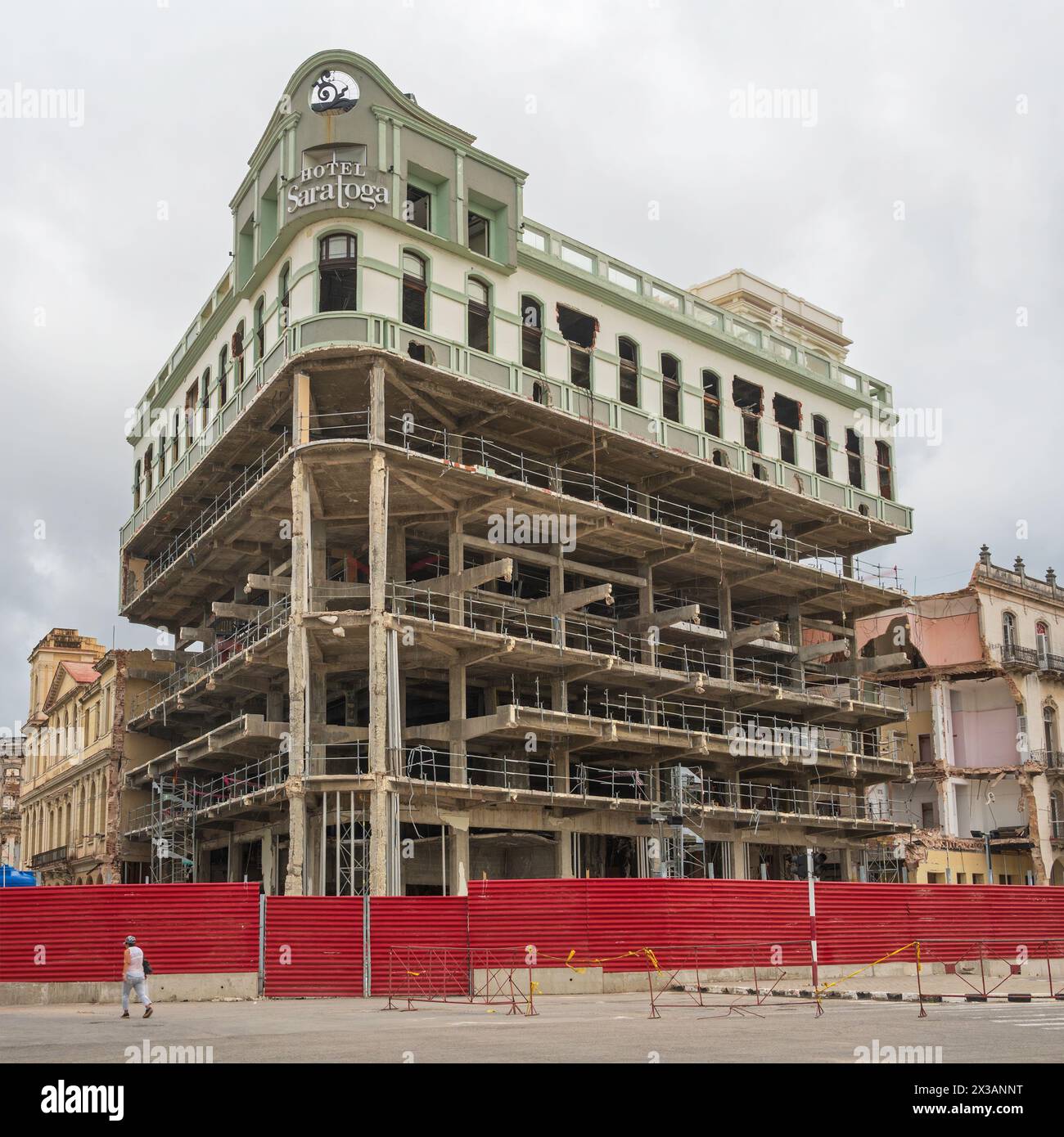 La reconstruction de l'Hôtel Saratoga qui a été dévasté par une explosion de gaz le 6 mai 2022 tuant 47 personnes. Paseo del Prado, Centre de la Havane, Cuba Banque D'Images