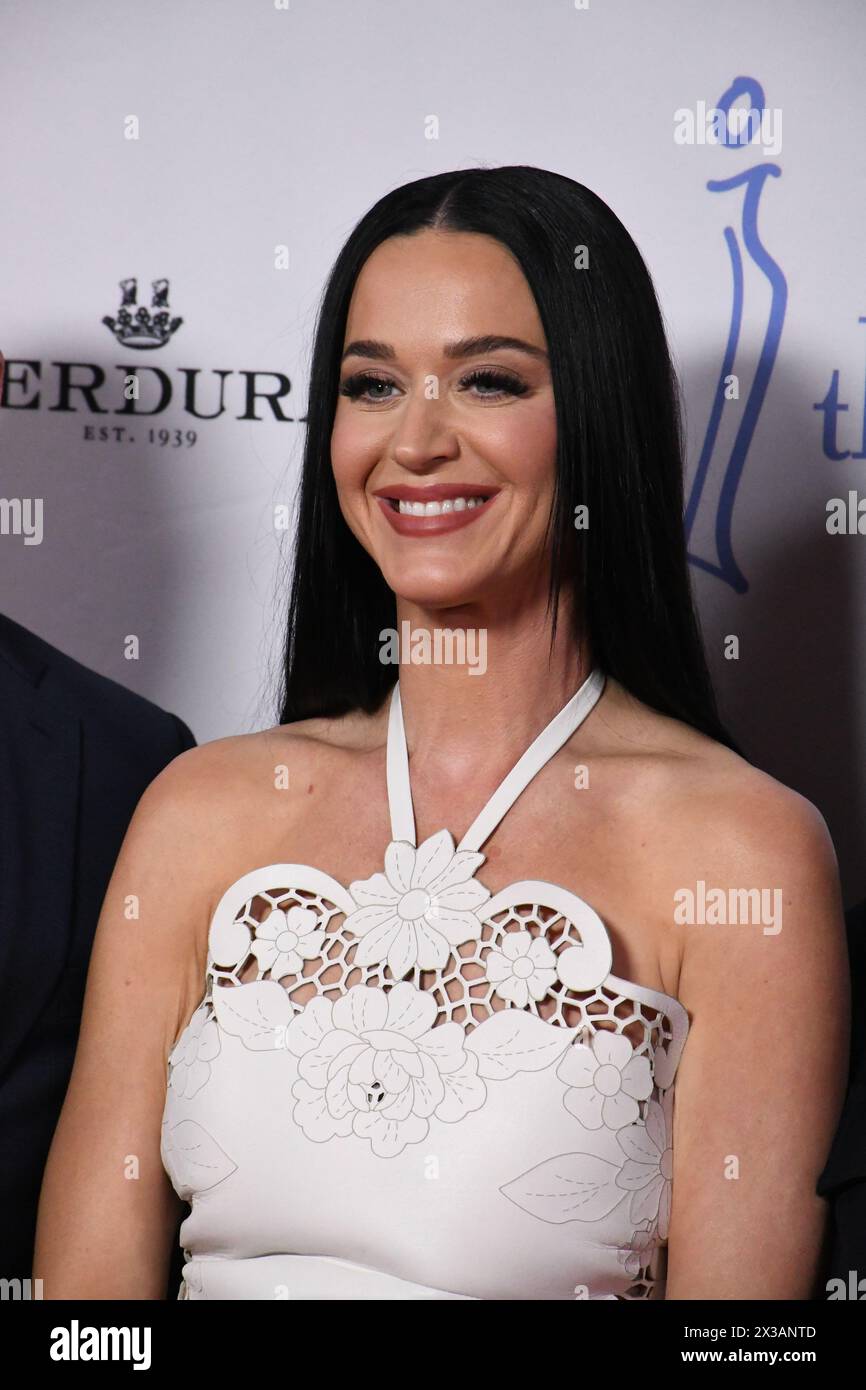 Beverly Hills, Californie, États-Unis 25 avril 2025 la chanteuse Katy Perry assiste au 35e déjeuner de printemps annuel des collègues et au défilé Oscar de la Renta à l'hôtel Beverly Wilshire le 25 avril 2024 à Beverly Hills, Californie, États-Unis. Photo de Barry King/Alamy Live News Banque D'Images