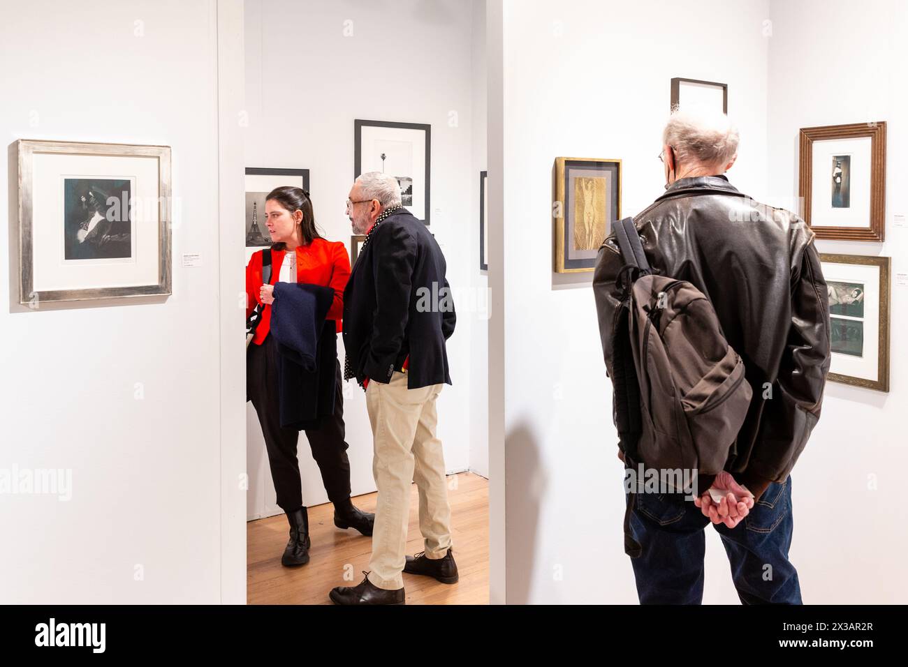 New York, NY, États-Unis. 25 avril 2024. L'exposition de photographies historiques, modernes et contemporaines de l'Association of International Photography Art Dealers (AIPAD) a ouvert ses portes à l'Armory Park Avenue. Visiteurs sur le stand Johannes Faber. Crédit : Ed Lefkowicz/Alamy Live News Banque D'Images