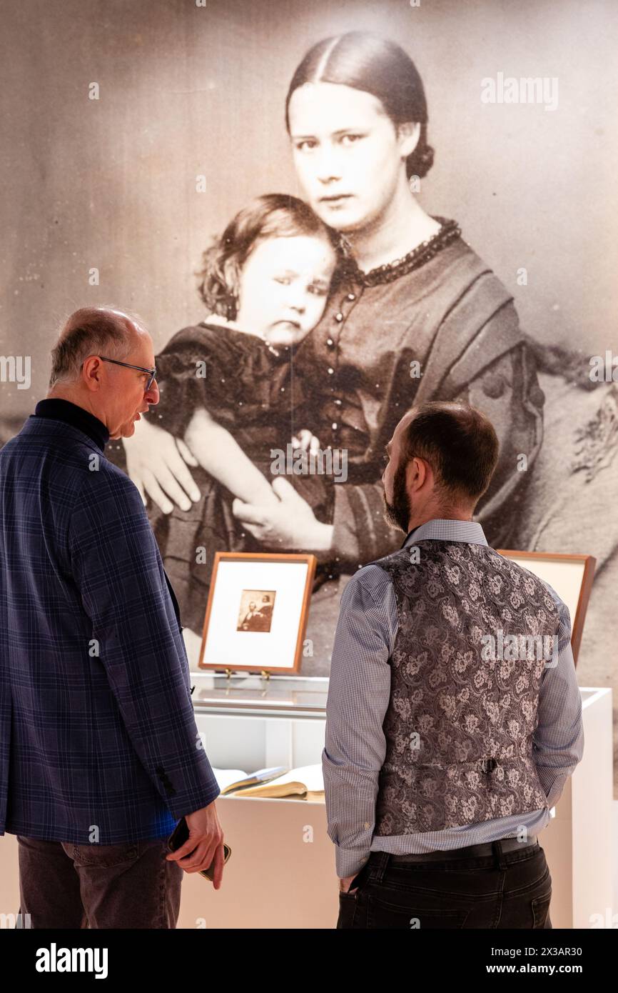New York, NY, États-Unis. 25 avril 2024. L'exposition de photographies historiques, modernes et contemporaines de l'Association of International Photography Art Dealers (AIPAD) a ouvert ses portes à l'Armory Park Avenue. Un visiteur et un galeriste discutent d'une archive victorienne de photos d'Emma Frances Johnston dans le rare Book & Photograph Shop du XIXe siècle. Crédit : Ed Lefkowicz/Alamy Live News Banque D'Images