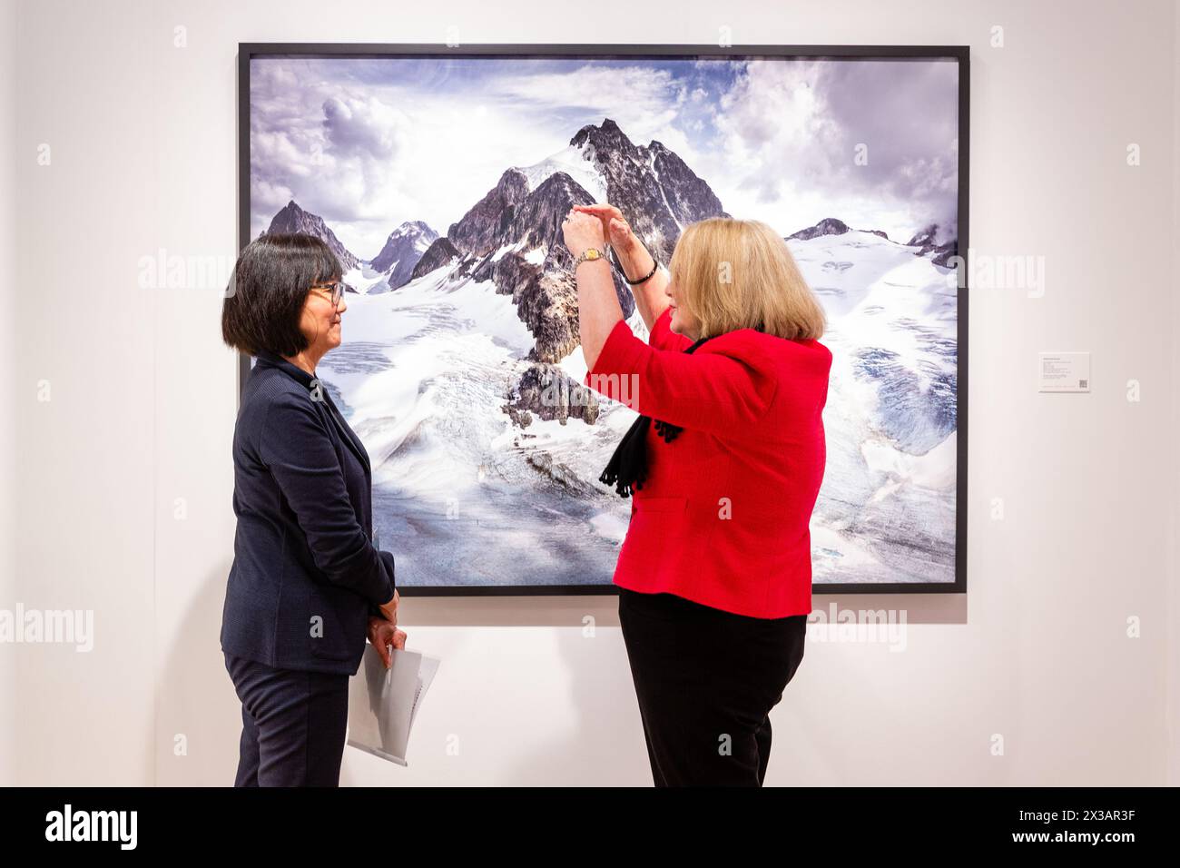 New York, NY, États-Unis. 25 avril 2024. L'exposition de photographies historiques, modernes et contemporaines de l'Association of International Photography Art Dealers (AIPAD) a ouvert ses portes à l'Armory Park Avenue. Une photographie des montagnes côtières de la Colombie-Britannique suscite une discussion au kiosque de la galerie Robert Koch. Crédit : Ed Lefkowicz/Alamy Live News Banque D'Images
