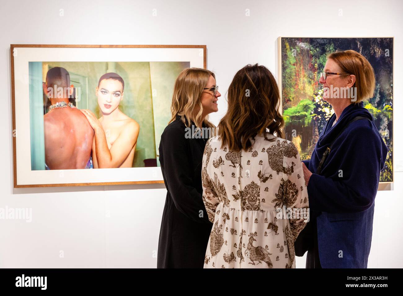 New York, NY, États-Unis. 25 avril 2024. L'exposition de photographies historiques, modernes et contemporaines de l'Association of International Photography Art Dealers (AIPAD) a ouvert ses portes à l'Armory Park Avenue. Figures dans une photo de Nan Goldin pair aux visiteurs de la galerie de Jackson Fine Arts Crédit : Ed Lefkowicz/Alamy Live News Banque D'Images