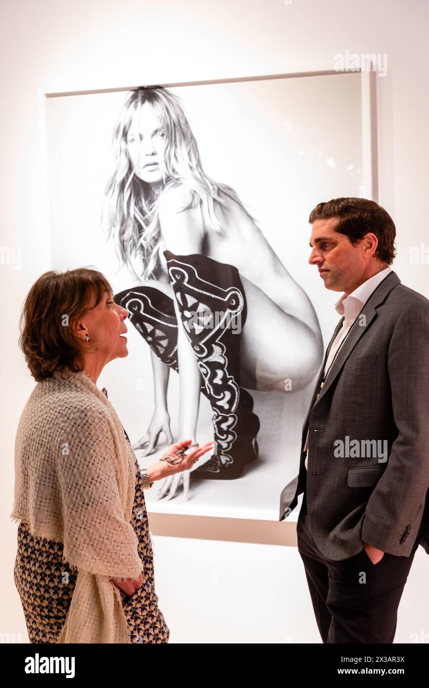New York, NY, États-Unis. 25 avril 2024. L'exposition de photographies historiques, modernes et contemporaines de l'Association of International Photography Art Dealers (AIPAD) a ouvert ses portes à l'Armory Park Avenue. Une discussion devant la photographie de Mario Testino de Natasha poly dans la galerie Holden Luntz. Crédit : Ed Lefkowicz/Alamy Live News Banque D'Images