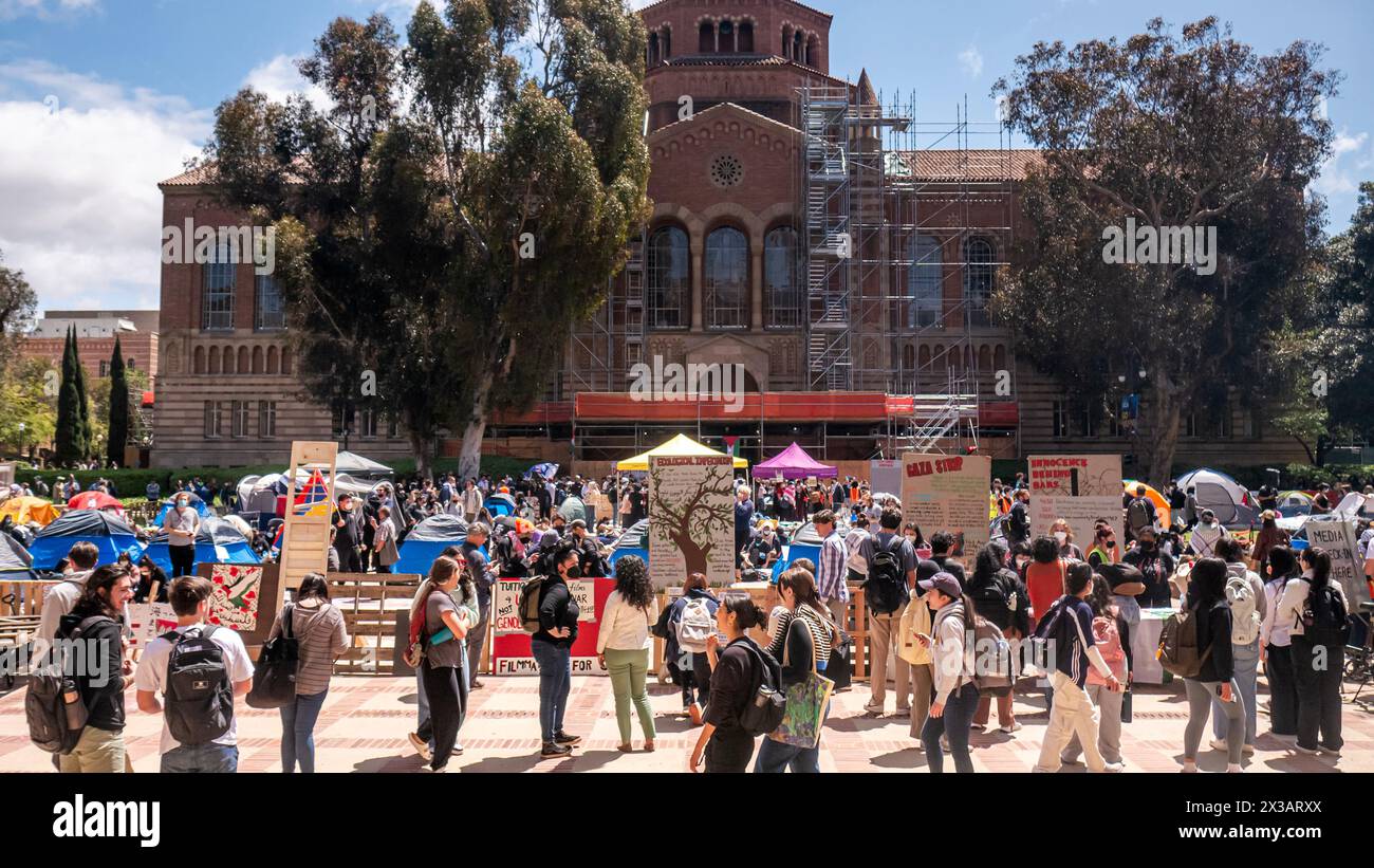 Los Angeles, États-Unis. 25 avril 2024. Un campement protestant contre la guerre à Gaza s’est établi sur le Royce Quad sur le campus de l’UCLA, l’Université de Californie Banque D'Images