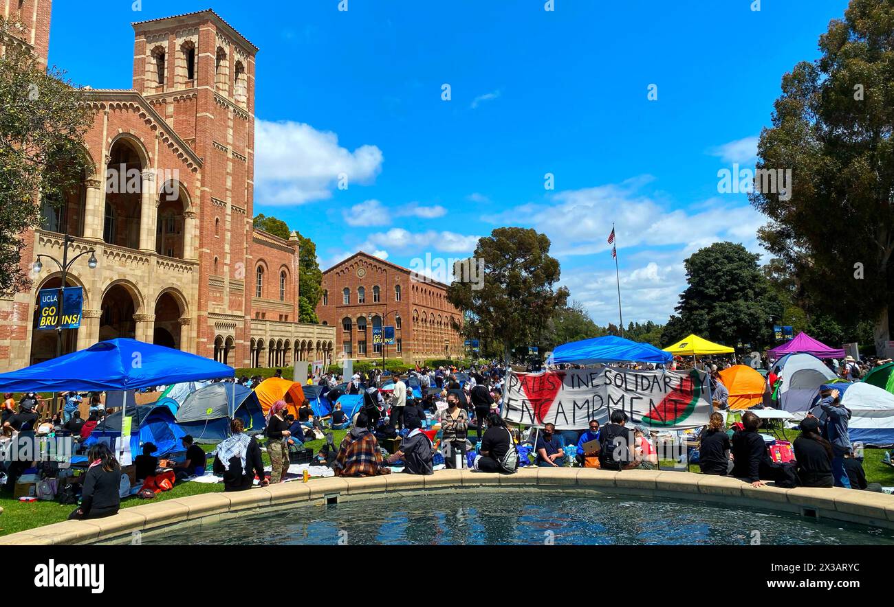 Los Angeles, États-Unis. 25 avril 2024. Un campement protestant contre la guerre à Gaza s’est établi sur le Royce Quad sur le campus de l’UCLA, l’Université de Californie Banque D'Images