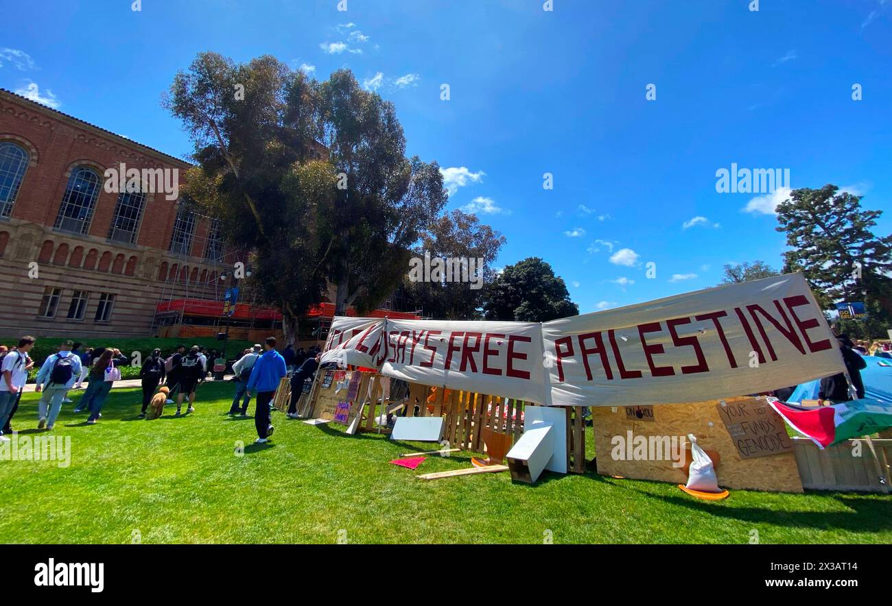 Los Angeles, États-Unis. 25 avril 2024. Banderoles dans un campement protestant contre la guerre à Gaza établi sur le Royce Quad sur le campus de UCLA, l'Unive Banque D'Images
