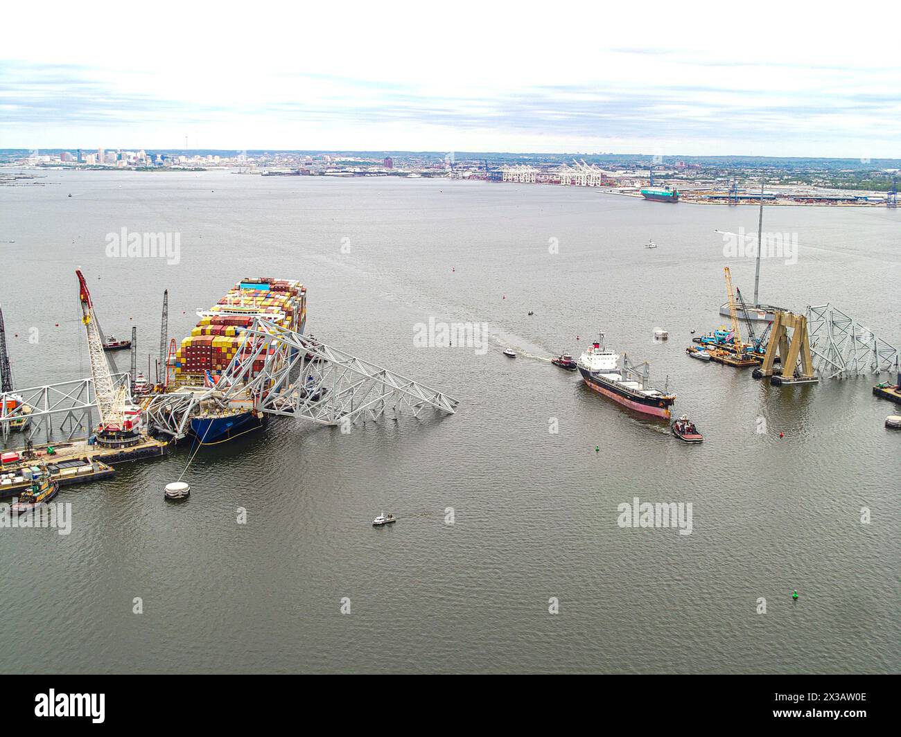 Le M/V Balsa 94 a traversé le chenal temporaire sur la rivière Patapsco, établi par le Key Bridge Unified Command, le 25 avril 2024. Les priorités de commandement unifiées de l’intervention de Key Bridge 2024 sont d’assurer la sécurité du public et des premiers intervenants, de comptabiliser les personnes disparues, de rétablir en toute sécurité l’infrastructure de transport et le commerce, de protéger l’environnement et de soutenir l’enquête sur l’incident. (Photo du commandement unifié Key Bridge Response 2024 par le maître de 1re classe Claudio Giugliano) Banque D'Images