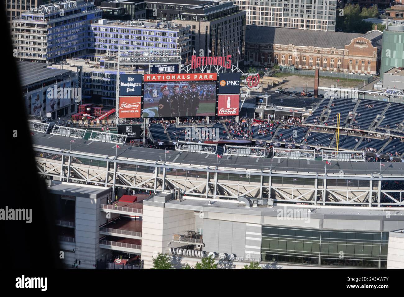Une vue aérienne du Nationals Park à Washington D.C. depuis un UH-1N Huey affecté au 1st Helicopter Squadron, le 24 avril 2024. Le flyover était pour un match MLB Military Approved Day entre les Nationals de Washington et les Dodgers de Los Angeles. (Airman de 1re classe de l'armée de l'air américaine Gianluca Ciccopiedi) Banque D'Images