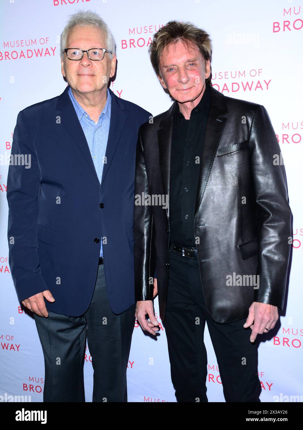 18 avril 2024 - New York, New York - Bruce Sussman, Barry Manilow. Vitrine inspirée par ''Harmony'' tenue au Musée de Broadway. (Crédit image : © Patricia Schlein/AdMedia via ZUMA Press Wire) USAGE ÉDITORIAL SEULEMENT! Non destiné à UN USAGE commercial ! Banque D'Images