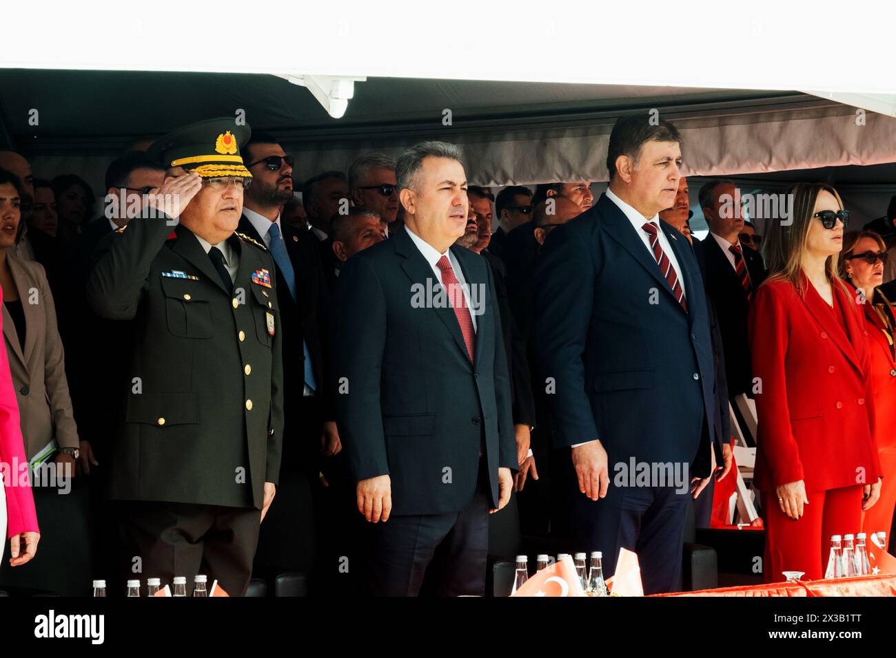 Izmir, Turquie - 23 avril 2024 : L'orchestre de la municipalité métropolitaine d'Izmir se produit sur la place de la République pendant la cérémonie de la souveraineté nationale et de la Journée de l'enfance Banque D'Images