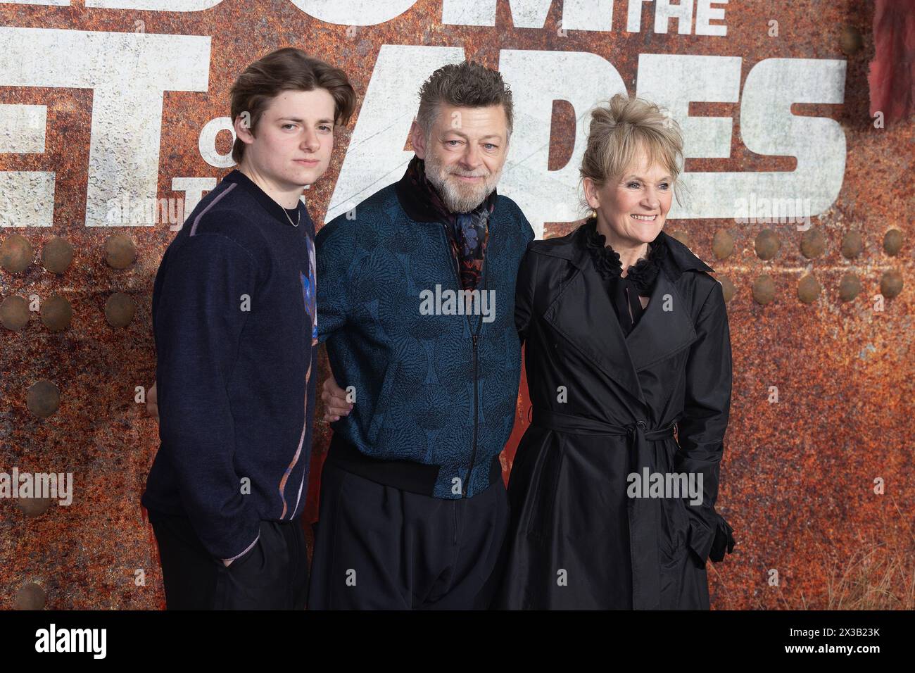 Londres, Royaume-Uni. 25 avril 2024. Lorraine Ashbourne, Andy Serkis et Louis Serkis-Ashbourne assistent au lancement britannique du Royaume-Uni du Royaume de la planète des singes au BFI IMAX le 25 avril 2024 à Londres, Royaume-Uni. Crédit : S.A. / Alamy Live News Banque D'Images