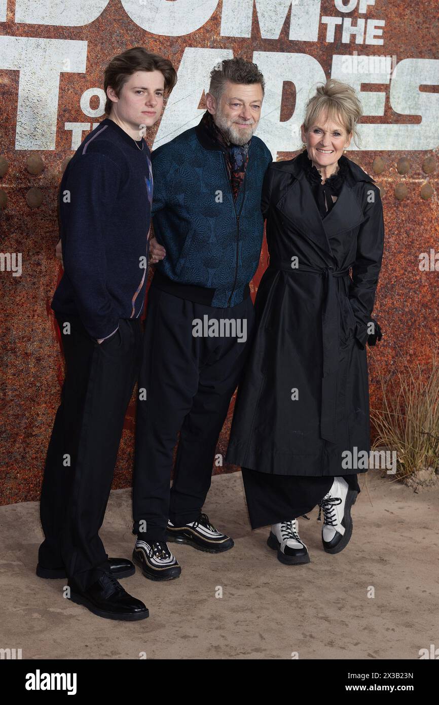 Londres, Royaume-Uni. 25 avril 2024. Lorraine Ashbourne, Andy Serkis et Louis Serkis-Ashbourne assistent au lancement britannique du Royaume-Uni du Royaume de la planète des singes au BFI IMAX le 25 avril 2024 à Londres, Royaume-Uni. Crédit : S.A. / Alamy Live News Banque D'Images