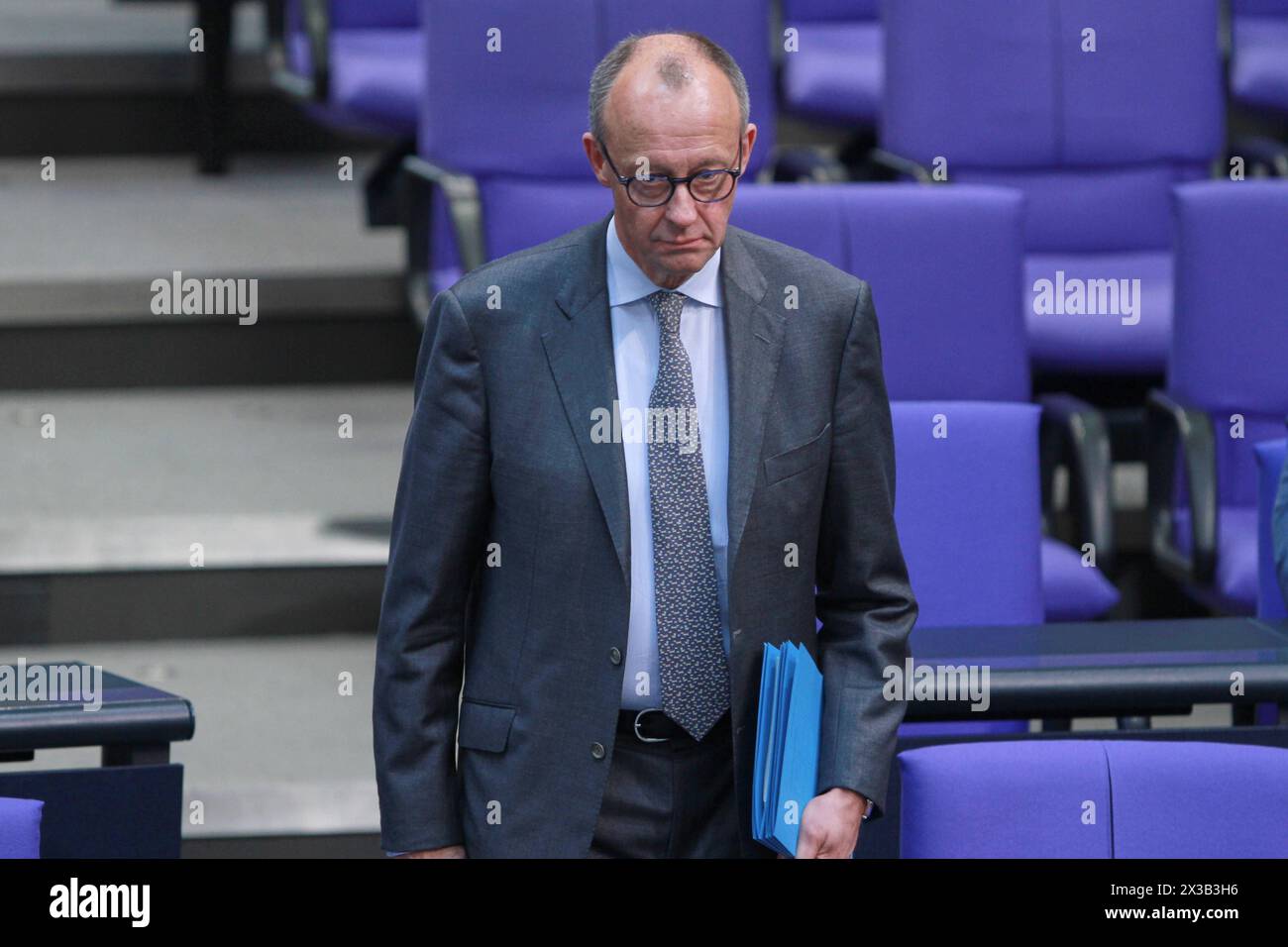 Berlin, Deutschland, 25 avril 2024 : Deutscher Bundestag : 166. Bundestagssitzung : CDU-Chef Friedrich Merz kommt rein mit Akten unter dem Arm *** Berlin, Allemagne, 25 04 2024 Bundestag allemand 166 Bundestag session le chef de la CDU Friedrich Merz entre avec des fichiers sous son bras Copyright : xdtsxNachrichtenagenturx dts 35179 Banque D'Images