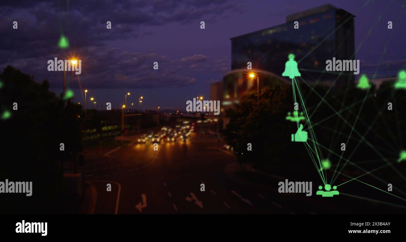 Image d'un réseau vert de connexions avec des icônes sociales au-dessus de voitures à mouvement rapide circulant dans une rue Banque D'Images