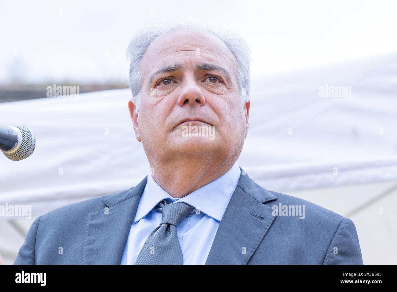 Rome, Italie. 25 avril 2024. Roberto Salis, le père de Ilaria Salis, la femme italienne détenue en prison en Hongrie, prend la parole depuis la scène de la Porta San Paolo à Rome, à l'occasion de la Journée de la libération (photo de Matteo Nardone/Pacific Press) crédit : Pacific Press Media production Corp./Alamy Live News Banque D'Images