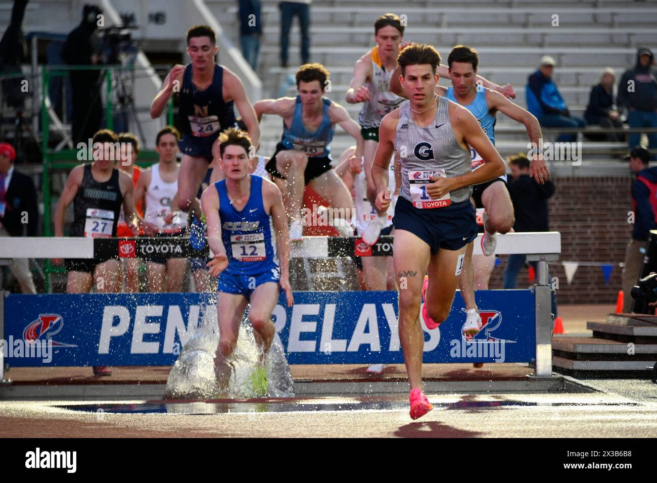 Philadelphie, États-Unis. 25 avril 2024. Les athlètes concourent le premier jour du 128e Penn Relays Carnaval, la plus grande rencontre d'athlétisme des États-Unis, au Franklin Field à Philadelphie, PA, États-Unis, le 25 avril 2024. (Photo de Bastiaan Slabbers/Sipa USA) crédit : Sipa USA/Alamy Live News Banque D'Images