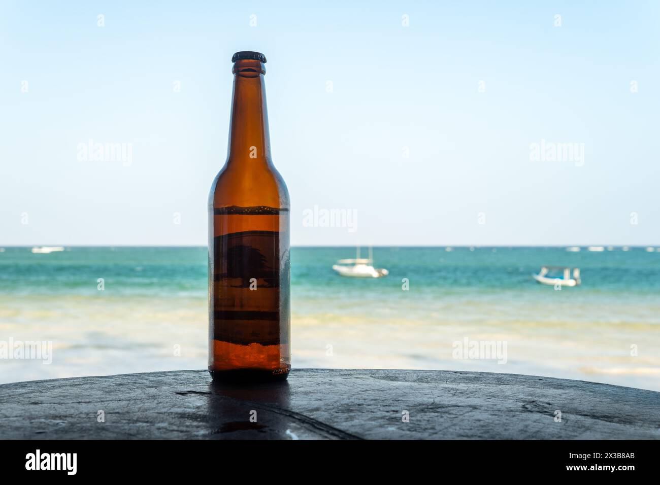 Bouteille de bière sur la plage, espace copie Banque D'Images