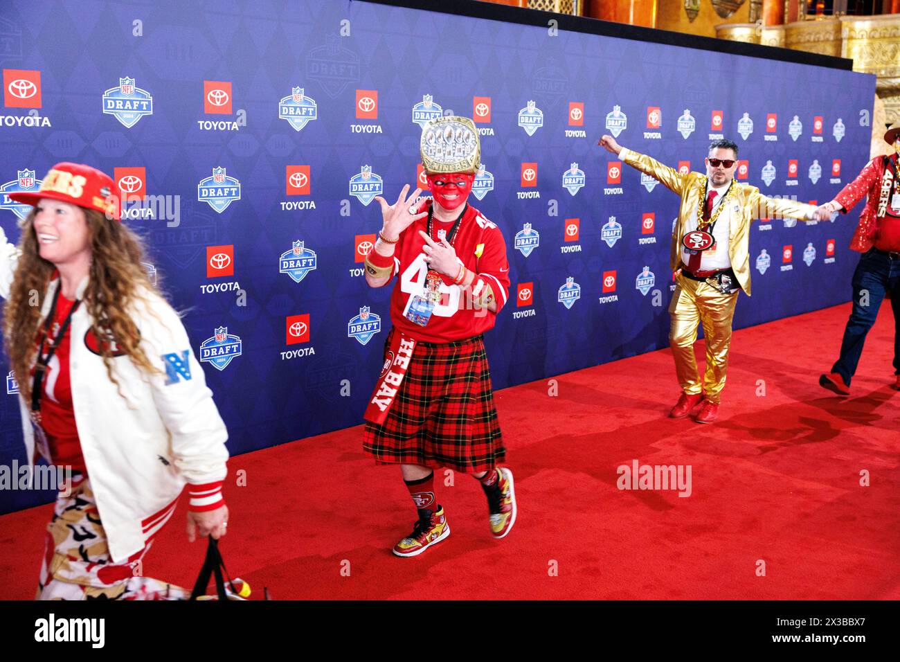 Detroit, États-Unis. 25 avril 2024. Les fans de NFC West défilent sur le tapis rouge de la draft 2024 de la NFL au Fox Theatre de Detroit, Mich. le 25 avril 2024. (Photo de Andrew Roth/Sipa USA) crédit : Sipa USA/Alamy Live News Banque D'Images
