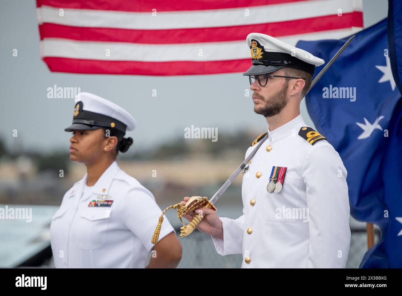 San Diego, Californie, États-Unis. 25 avril 2024. Un gardien catafalque porte son sabre pendant le service de jour de l'ANZAC sur le pont d'envol de l'USS Midway (crédit image : © Jasen Laks/ZUMA Press Wire) USAGE ÉDITORIAL SEULEMENT! Non destiné à UN USAGE commercial ! Banque D'Images