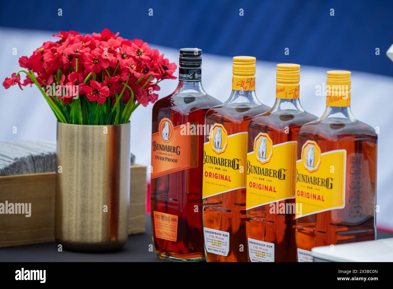 San Diego, Californie, États-Unis. 25 avril 2024. Des bouteilles de rhum Bundaberg attendent les invités à la fin du service de jour de l'ANZAC pour un petit-déjeuner cérémoniel sur le pont d'envol de l'USS Midway (crédit image : © Jasen Laks/ZUMA Press Wire) USAGE ÉDITORIAL SEULEMENT! Non destiné à UN USAGE commercial ! Banque D'Images