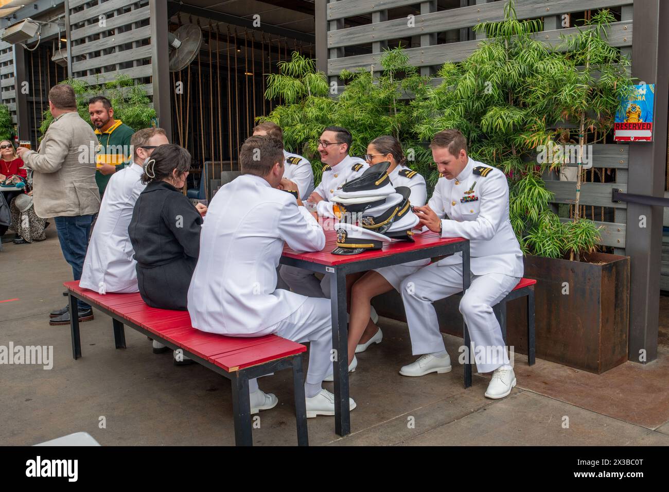 San Diego, Californie, États-Unis. 25 avril 2024. Les officiers de la marine AMÉRICAINE apprécient des rafraîchissements après le service de jour de l'ANZAC (crédit image : © Jasen Laks/ZUMA Press Wire) USAGE ÉDITORIAL SEULEMENT! Non destiné à UN USAGE commercial ! Banque D'Images
